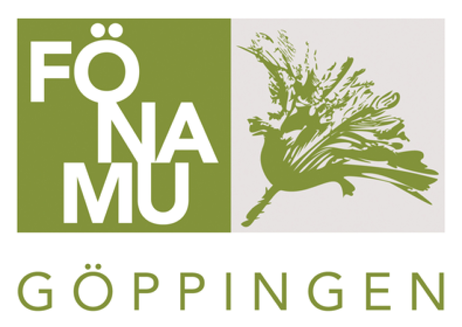 Logo von FÖNA MU, Göppingen, mit grafischem Element und modernem Schriftzug in Grün- und Grautönen.