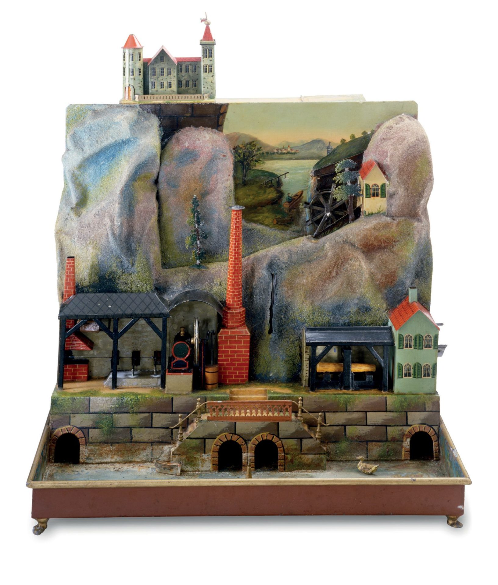 Eine farbige gestaffelte Landschaft aus Blech. Im Vordergrund ein Wasserbecken, dahinter ein Hammerwerk mit Schornstein sowie ein Wasserrad. Ganz oben eine Schloss.
