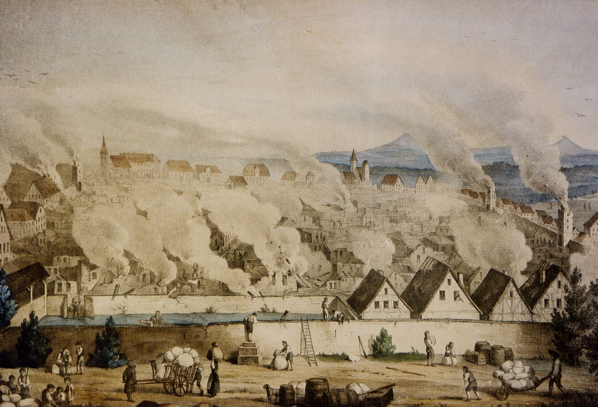 Historische Stadtansicht mit Rauchwolken von brennenden Häusern, im Vordergrund Menschen, die ihre Habseligkeiten über die Stadtmauer retten und mit Wagen abtransportieren.